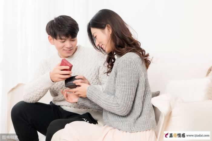 中年异性独处时，男女之间的暧昧信号你们知道几个？(图1)