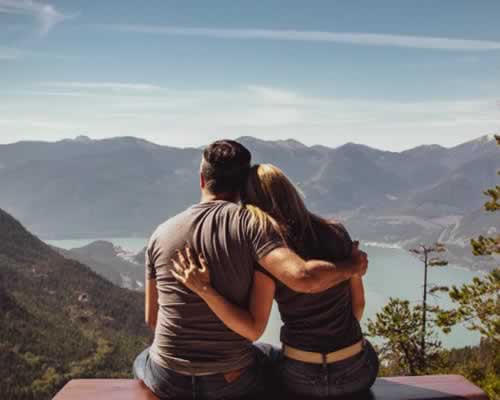 新型婚外情，小三以“朋友”的方式自居，不做小三一样得到所有(图1)