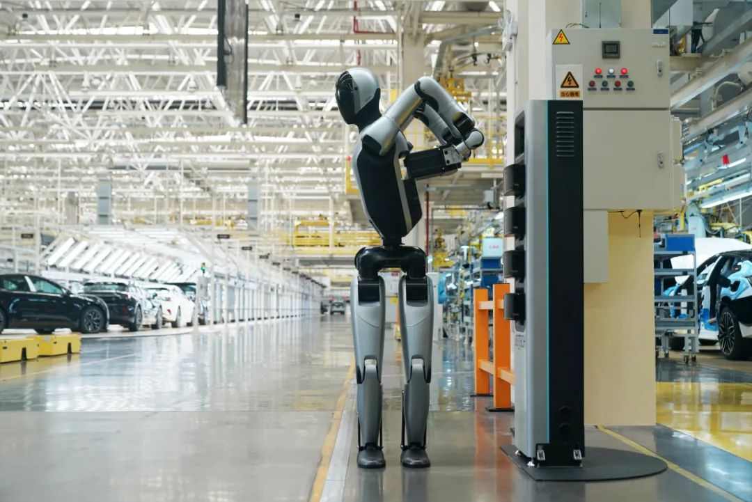 2025年人形机器人重器盘点:十款新品,一个风向——实用主义革命已来 2025年人形机器人重器盘点:十款新品,一个风向——实用主义革命已来