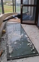 中国品牌门窗网(图1) 封阳台门窗翻车实录:暴雨天发现胶缝在跳