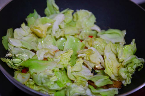 圆白菜炒五花肉 圆白菜炒五花肉