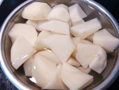 马铃薯炖鸡肉盖饭