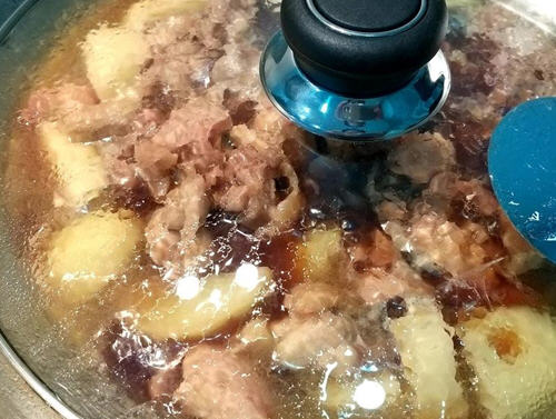 马铃薯炖鸡肉盖饭