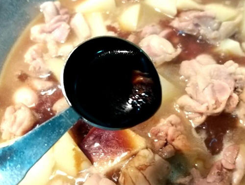 马铃薯炖鸡肉盖饭