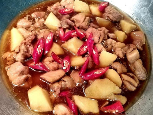 马铃薯炖鸡肉盖饭