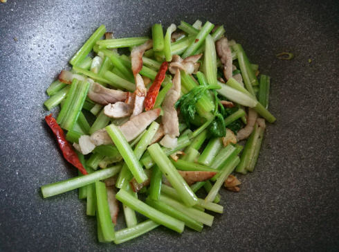 烟熏腊肉炒芹菜