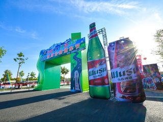 乌苏啤酒风景罐亮相独库公路通车仪式现场，燃爆出游季