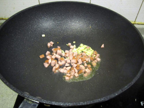 牛肉香肠蛋黄炒饭