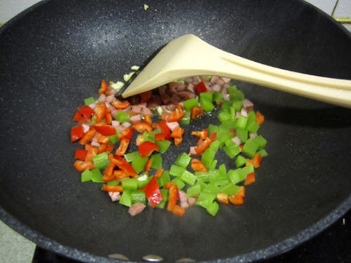 牛肉香肠蛋黄炒饭