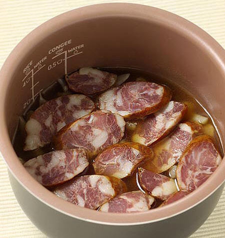 电饭锅煮腊肠花椰菜炊饭 电饭锅煮腊肠花椰菜炊饭