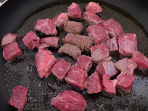 上班族便当：蒜片骰子牛肉配和风洋葱酱