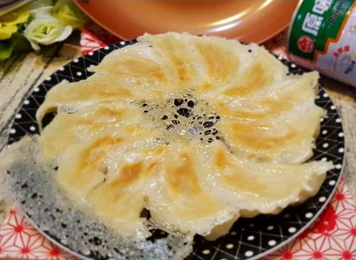 冷冻水饺做冰花煎饺