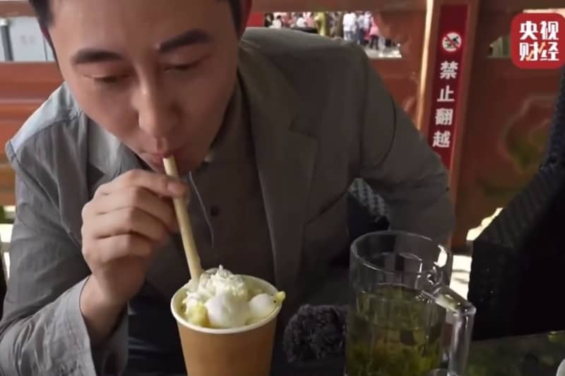透过“躺平鸭拿铁”看赵鸭子 宠粉原来能如此无微不至