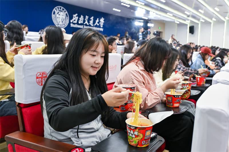 空降成都！热辣碰撞！白象大辣娇火锅面引燃高校创意风暴