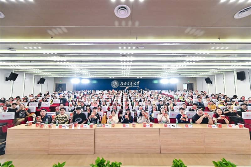 空降成都！热辣碰撞！白象大辣娇火锅面引燃高校创意风暴