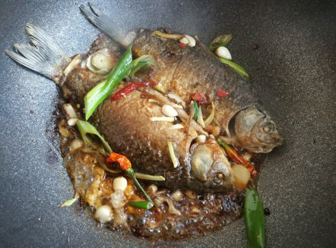 疙瘩丝熬鲫鱼