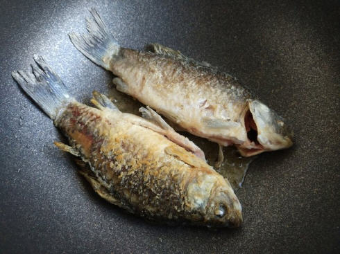 疙瘩丝熬鲫鱼