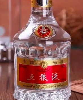 什么酒送人比较有档次,送五粮液加龙谕特有面!