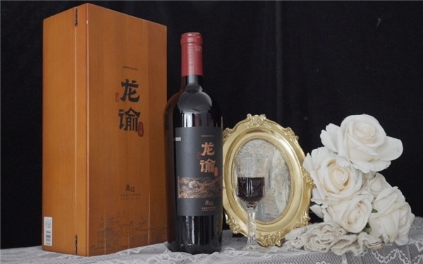 什么酒送人比较有档次,送五粮液加龙谕特有面!