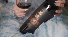 送礼选什么高端酒品呢，且看龙谕与国窖的搭配