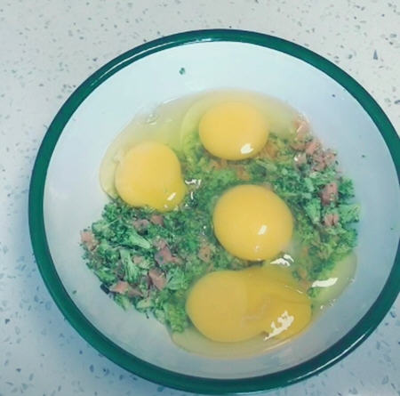 不加面粉的鸡蛋饼的做法4 不加面粉的鸡蛋饼的做法4