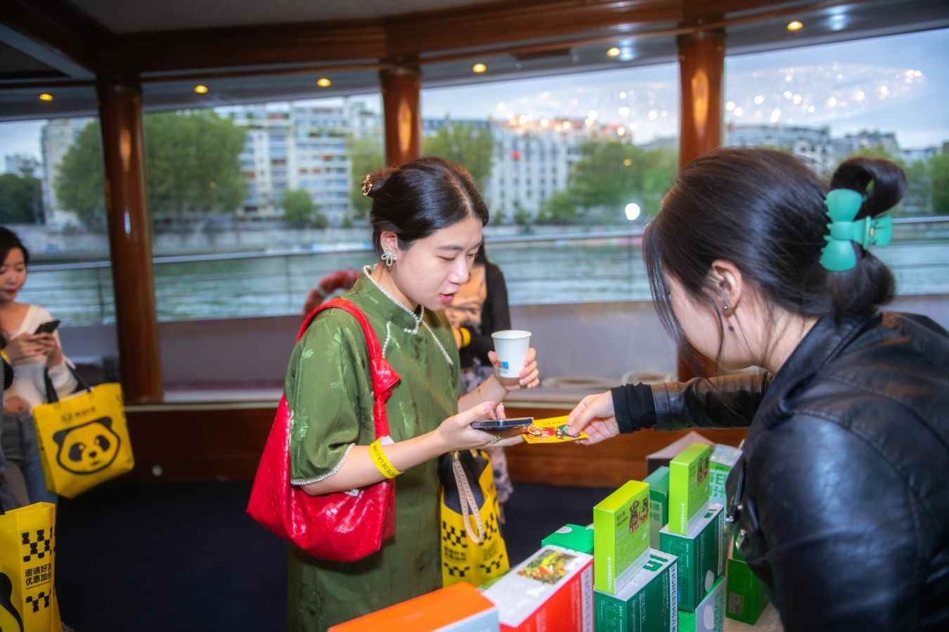 轻元素iNGREEN携手 熊猫外卖HungryPanda海外首发，中秋共游巴黎塞纳河