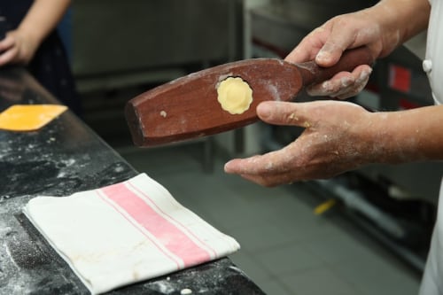 港式月饼界泰斗—皇玥首席大师叶永华师傅 港式月饼界泰斗—皇玥首席大师叶永华师傅