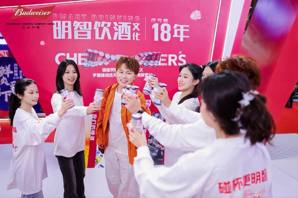 “多碰杯,少干杯”,百威中国以责任行动共创“明智饮酒”新风尚 “多碰杯,少干杯”,百威中国以责任行动共创“明智饮酒”新风尚