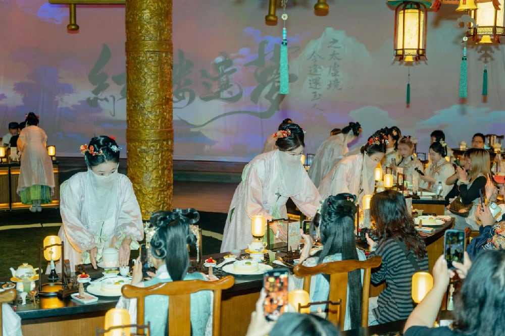 北京首家红楼梦主题沉浸式餐秀「宴外宴」盛大开园:入梦红楼,不负初见,引领餐饮文化新势能! 北京首家红楼梦主题沉浸式餐秀「宴外宴」盛大开园:入梦红楼,不负初见,引领餐饮文化新势能!