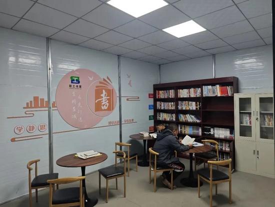 书香满工地 文明谱新篇——天陇铁路Ⅱ标二分部职工书屋获评市级(图4) 书香满工地 文明谱新篇——天陇铁路Ⅱ标二分部职工书屋获评市级(图4)