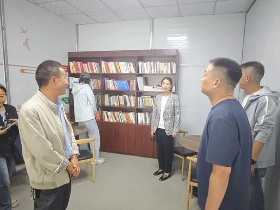 书香满工地 文明谱新篇——天陇铁路Ⅱ标二分部职工书屋获评市级(图5) 书香满工地 文明谱新篇——天陇铁路Ⅱ标二分部职工书屋获评市级(图5)