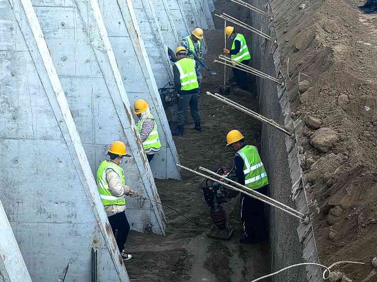 甘肃省建设投资:天水南站项目为混凝土“保温加被” 掀起施工“热”度(图1) 甘肃省建设投资:天水南站项目为混凝土“保温加被” 掀起施工“热”度(图1)