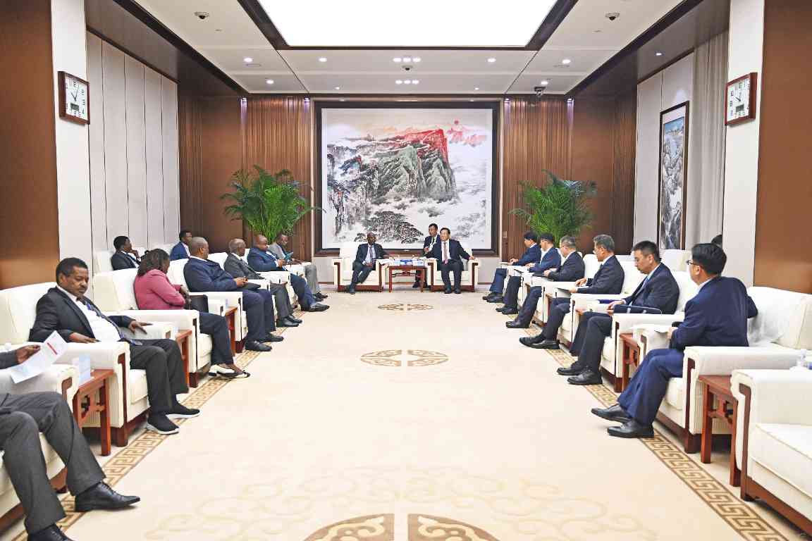 中国铁建董事长戴和根与坦桑尼亚交通部长姆巴拉瓦举行会谈：共同推进坦赞铁路激活项目(图1)