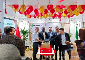 李叶青为华新水泥尼日利亚公司新Logo揭牌(图1) 李叶青为华新水泥尼日利亚公司新Logo揭牌(图1)